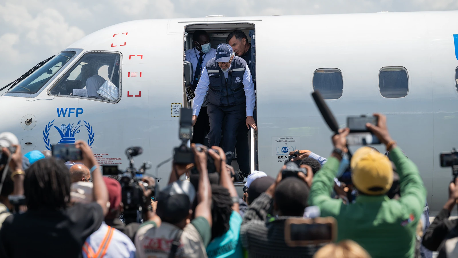 congo-ebola-who-arrival-ap-jt-260530_1780148004452_hpMain_16x9
