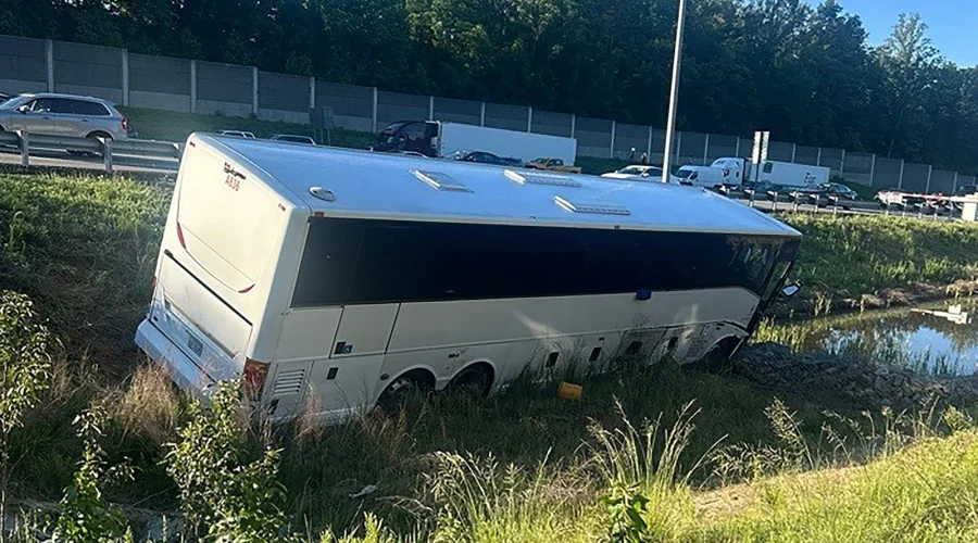 va-bus-crash-1-ap-gmh-260529_1780063148455_hpMain_16x9