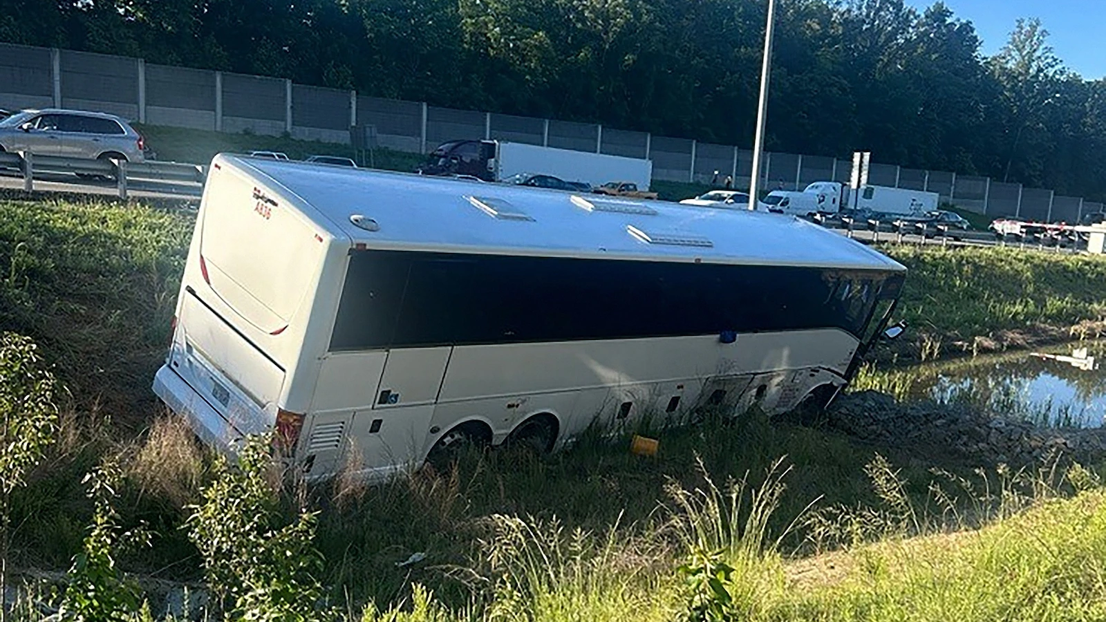 va-bus-crash-1-ap-gmh-260529_1780063148455_hpMain_16x9